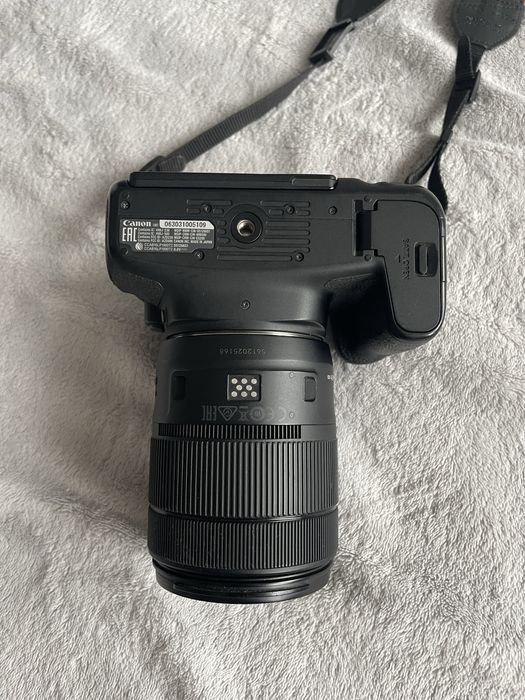 Canon EOS 77D + Obiectiv 18-135mm Nano USM + 2 filtre Hoya + accesorii