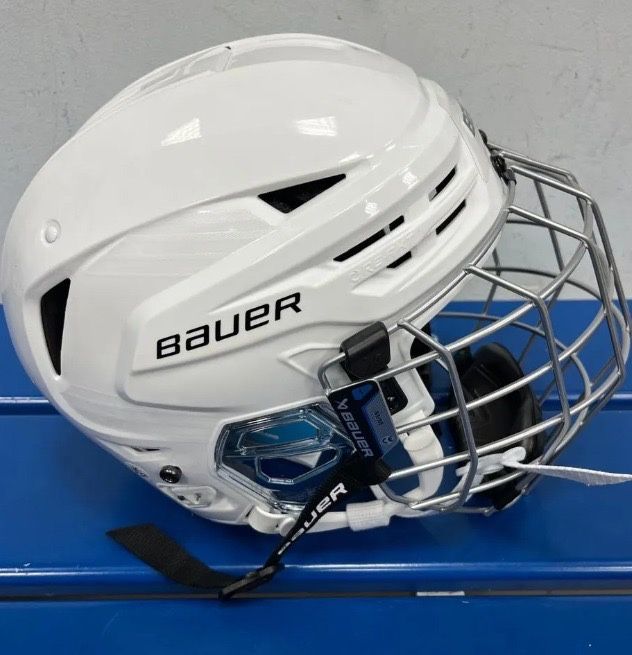 Продам хоккейный шлем