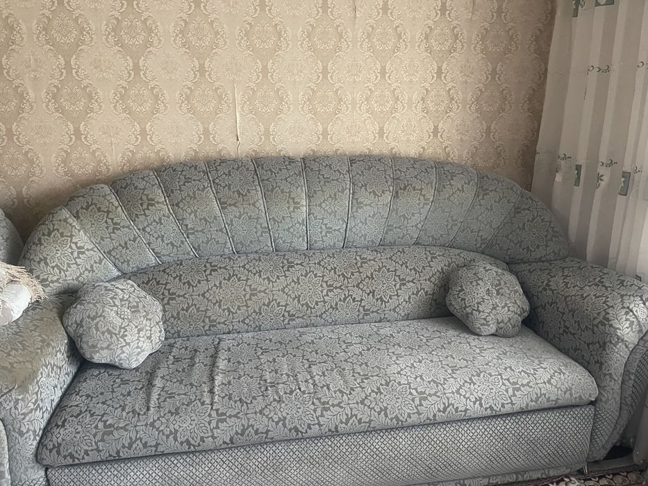 Продам уголокб/у  для зала 2 дивана +1 кресло
