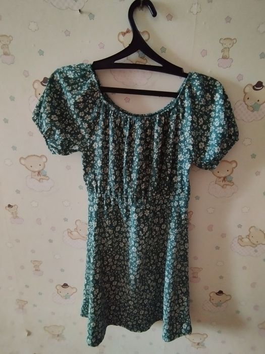 Зелёное платье с цветочками