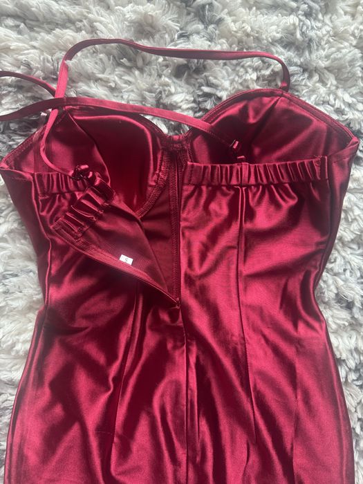 Рокля за празднични дни от еластичен плат ,подплатена на бюста