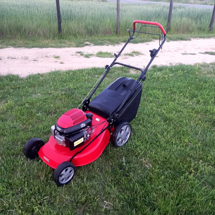 Masina / honda / gazon / iarba