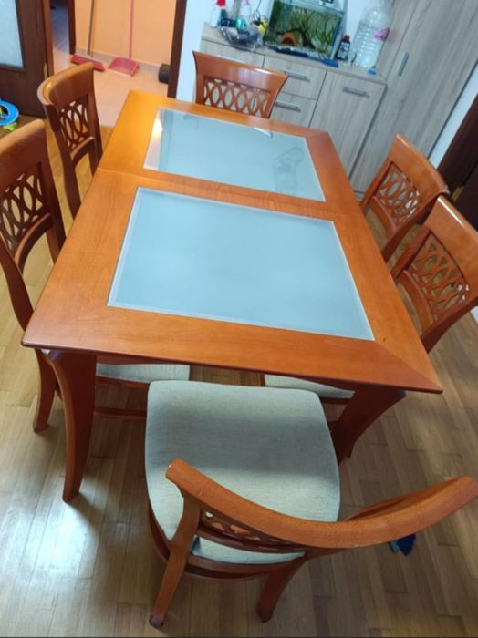 Комплект трапезна маса(разтегателна)със 6 стола,холна маса и огледало.