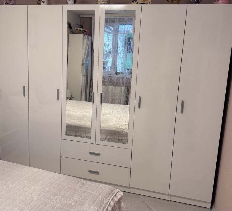 Шесткрилен гардероб с две огледала. Бял цвят