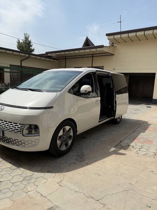 Hyundai Staria Idial holatda