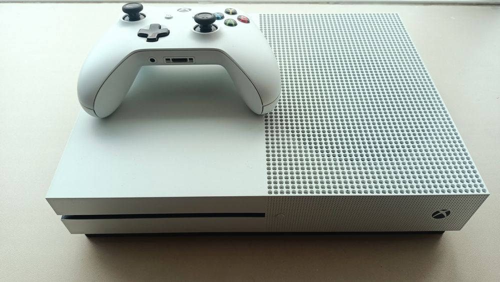 Продам XBoxOneS и PS3