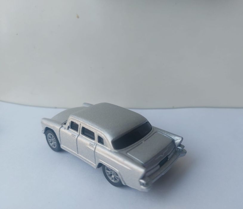 Модельки Волга и Чайка