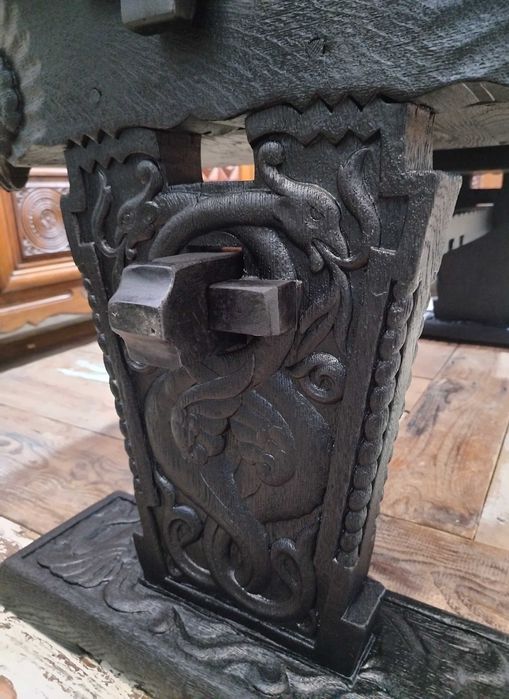 Masa veche din lemn masiv de stejar restaurata