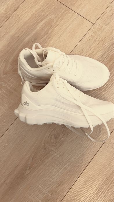 ASICS, New Balance, ALO.