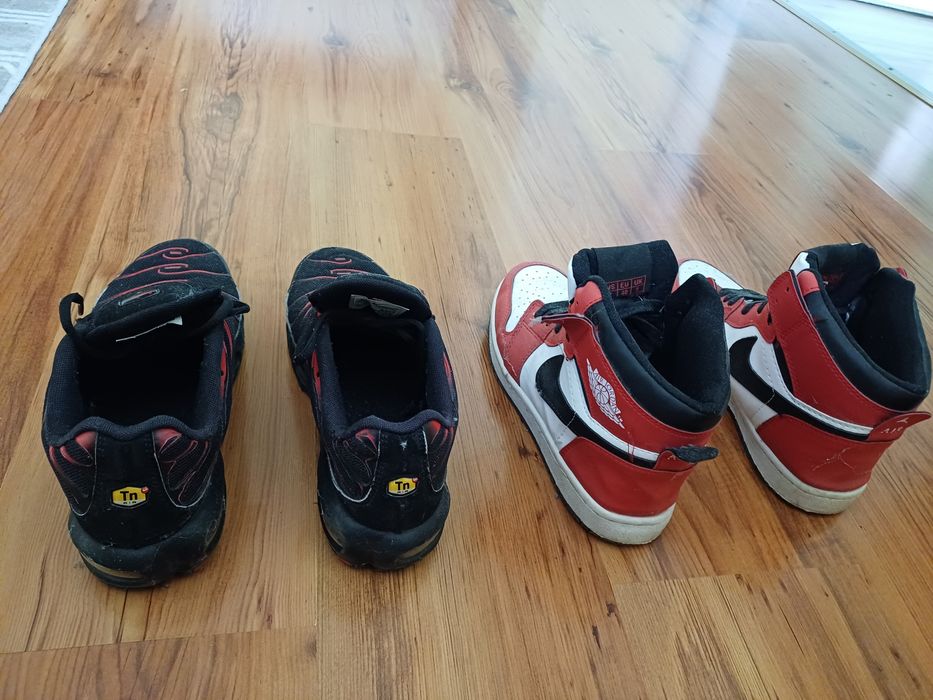 Продавам 2 чифта маратонки Nike