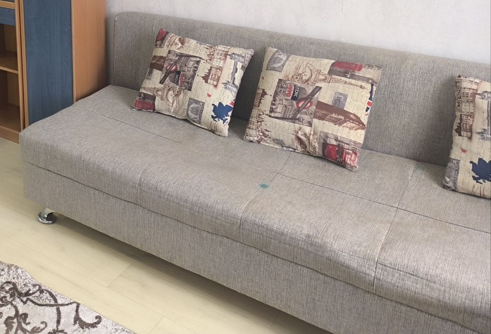 Диван, тахта с подушками