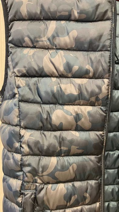 Капитониран елек MANGO с качулка и вата