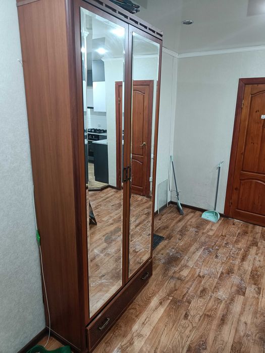 шкаф с зеркалом.