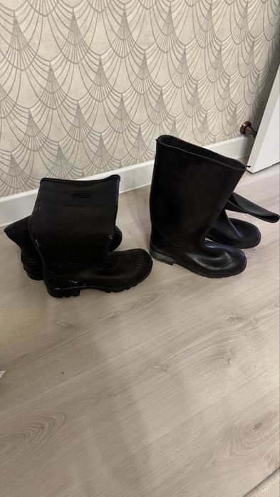 •	“Рабочие резиновые сапоги”