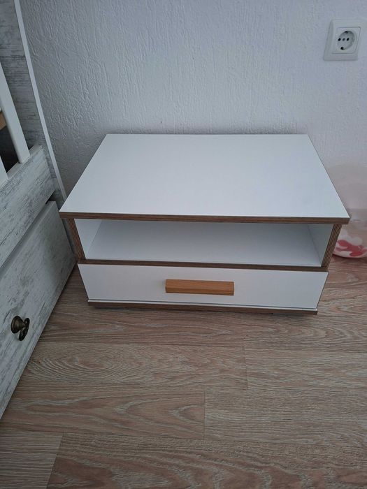 Продавав спална с матрак 160/200 и две нощни шкафчета