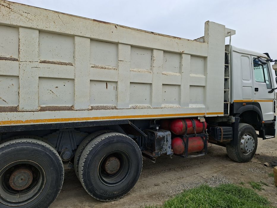 HOWO rangi oq yili 2013 xolati yaxshi ishga tayor balonlari yangi.