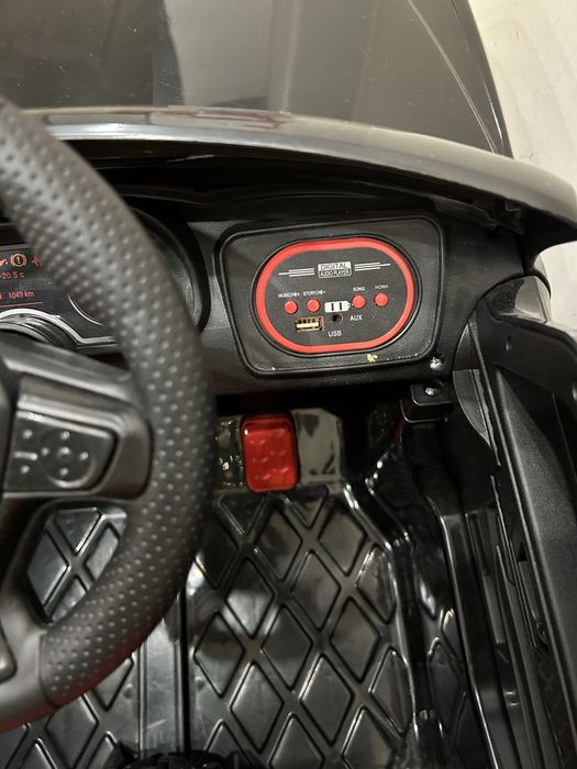 Машинка детская на ходу