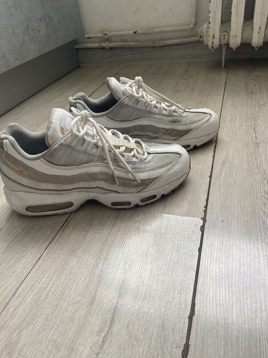 Vand air max 95 purtati un pic