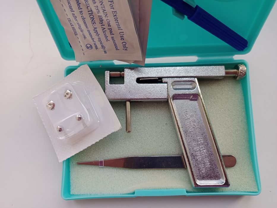 Құлақ тесу пистолет