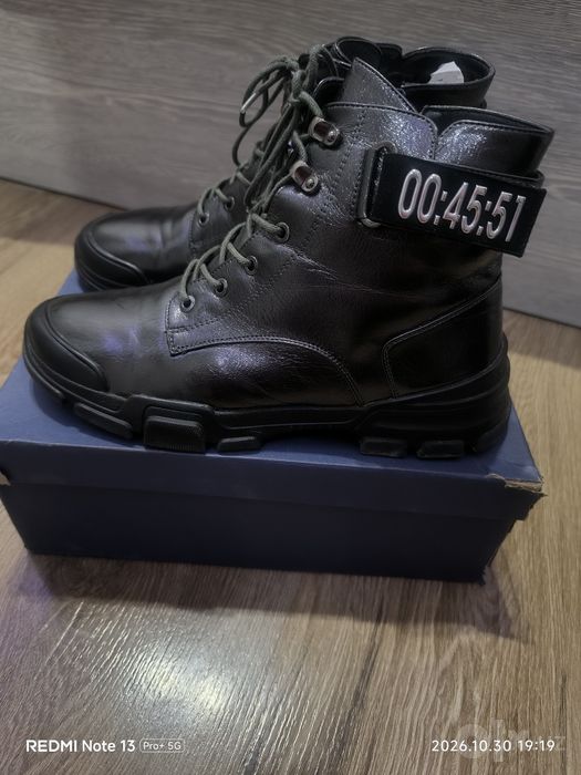 Продам женские ботинки