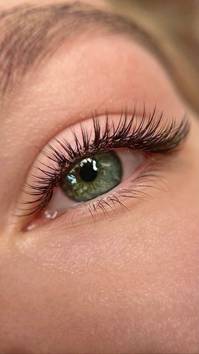 Услуги мастера по наращиванию ресниц