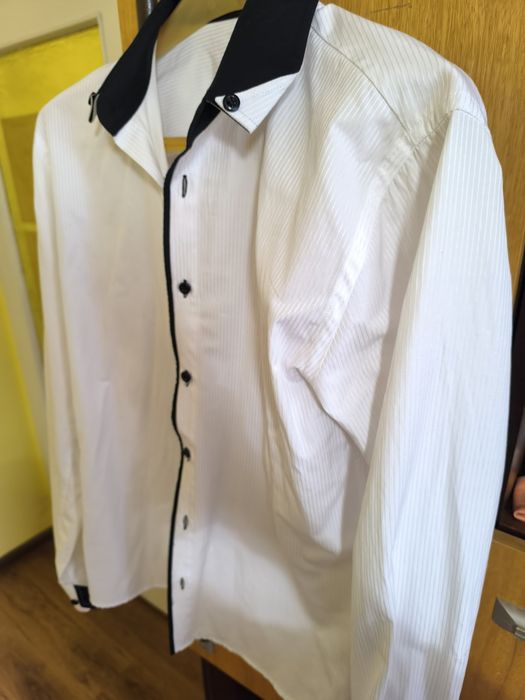 Официален костюм