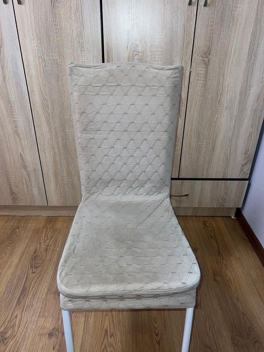 Продам стулья с чехлами.