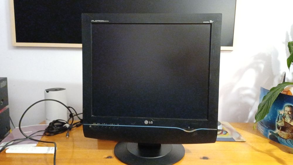 Продавам монитор с ТВ тунер и говорители LG FLATRON M1917A