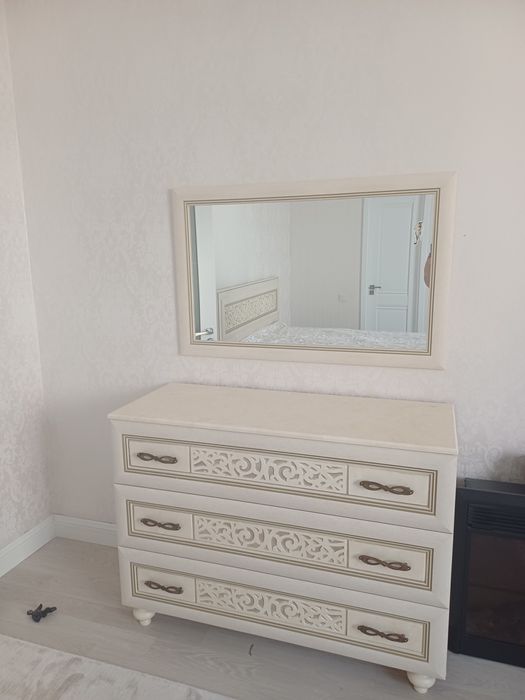 Двуспальная кровать с комодом