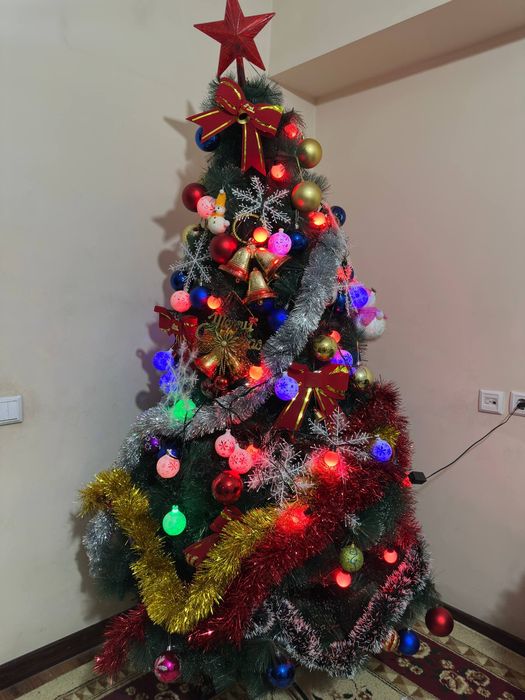 Bayram archasi.Juda kop oyinchoqlari bilan.Xolati juda yaxshi.