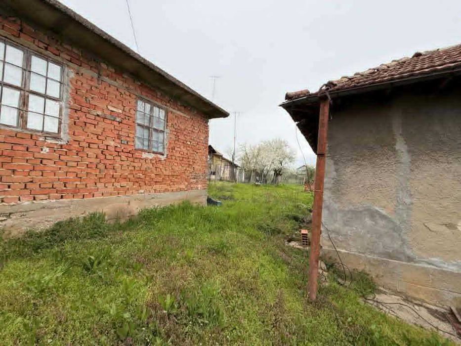 Продавам имот със сграда,гараж и парцел в с.Червена вода област Русе
