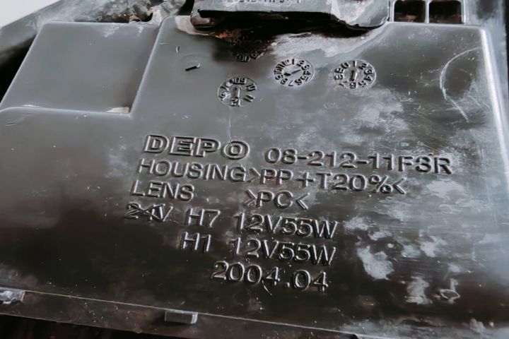 Far Dreapta 0821211F3R Toyota Avensis a 2-a generatie T25