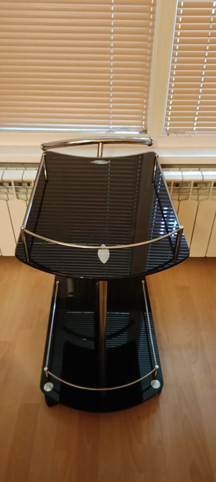 Стъклена масичка за кафе на терасата и за кетъринг също става