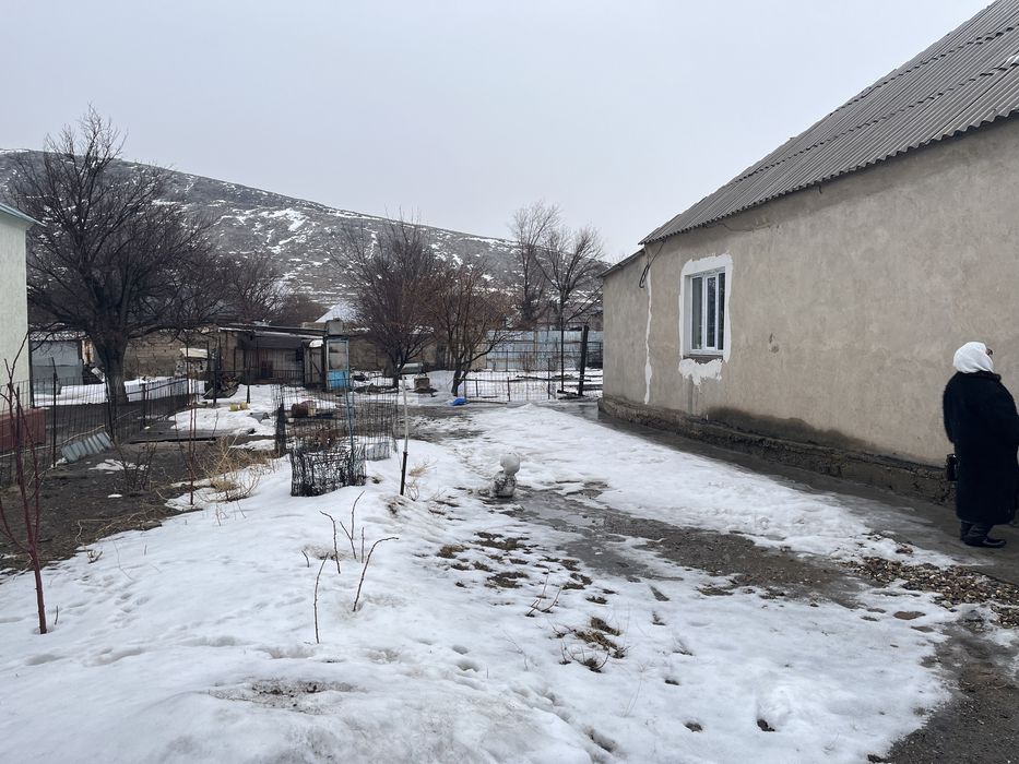 Үй сатылады.