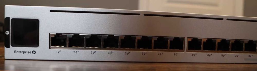 Switch Ubiquiti UniFi USW-Enterprise-24-PoE impecabil
