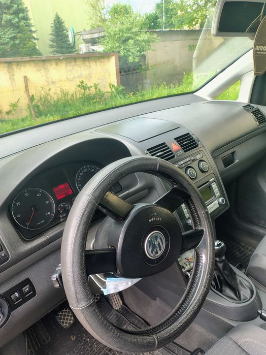 Автомобил Volkswagen Turan