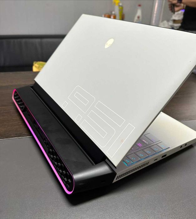 High Performance Alienware Area 51m Gaming Laptop Intel I7-9700K 32GB RAM 512GB SSD + 1TB HDD 144Hz English Keyboard