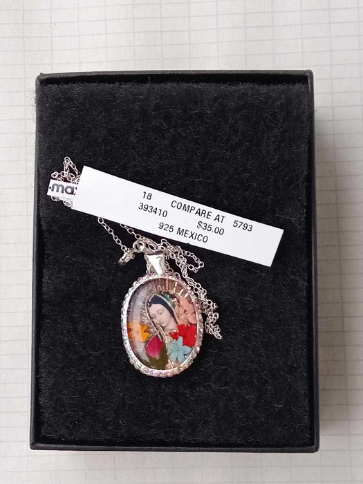 Продавам двустранно сребърно  бижу със синджирче проба 925