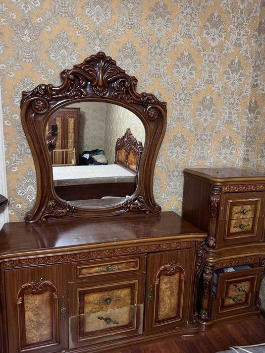 Спальная кровать шкаф трюмо и 2 тумбы и матрас