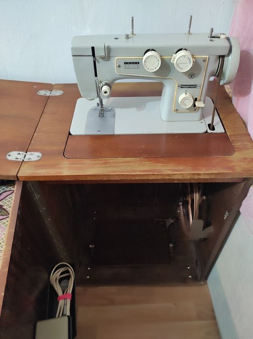Швейная машинка Подольск-142