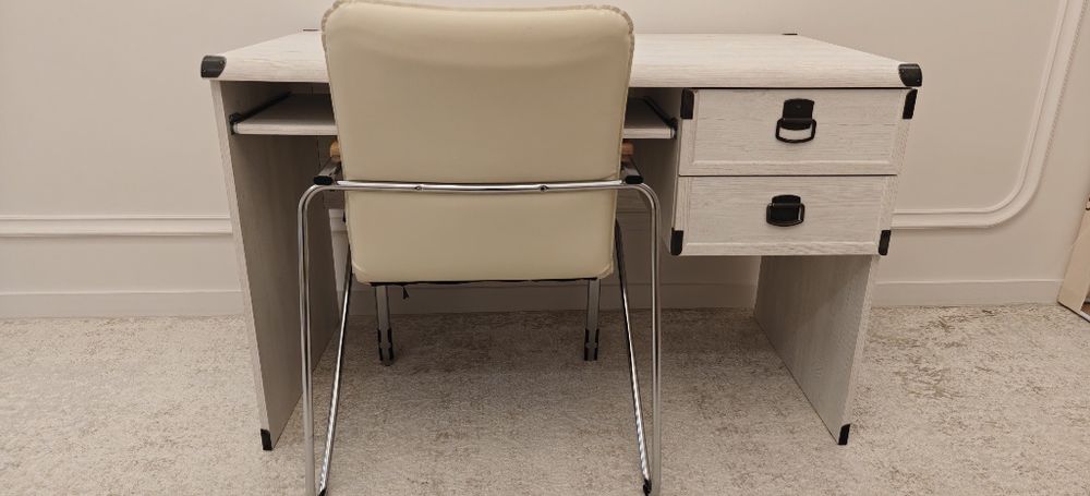 Рабочий стол со стулом