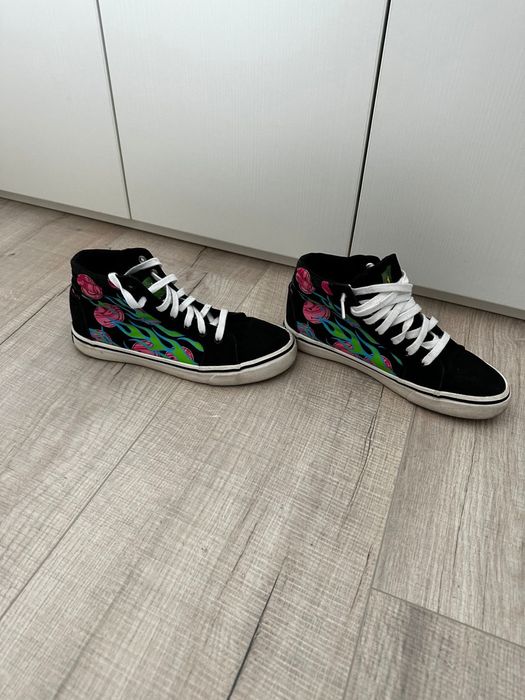 Vând bascheti moderni marca House cu smiley face