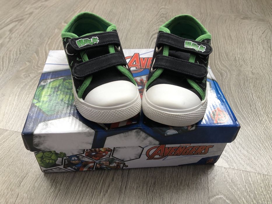 Adidasi tenesi lumini hulk panza