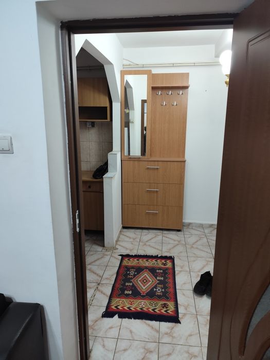 Când/închiriez apartament 2 camere semidecomandat zona gara B  Caracal