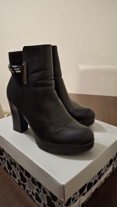 Дамски официални обувки на висок дебел ток 36 номер, но стават за 37