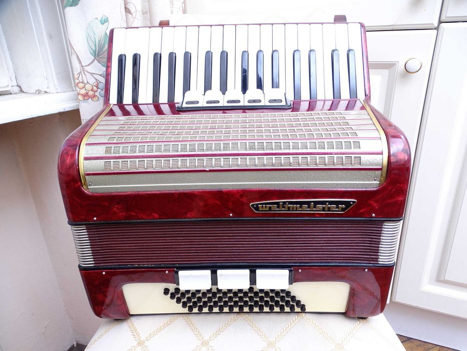 Много запазен стар акордеон Велтмайстер 60 баса
