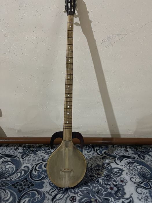 qashqar Rubob holati zor olinadi chalinadi mediator va chexol berilad