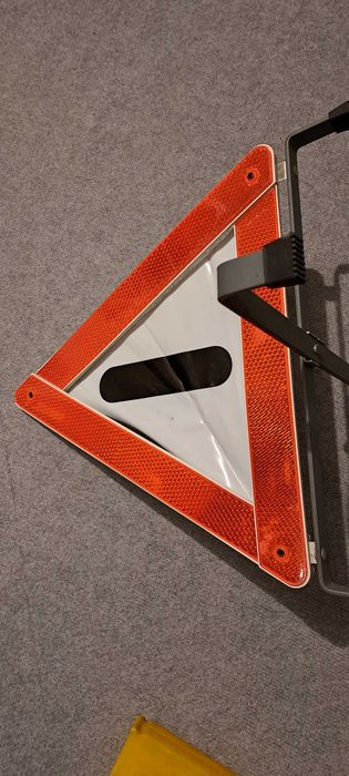 Авариен светлоотразителен триъгълник