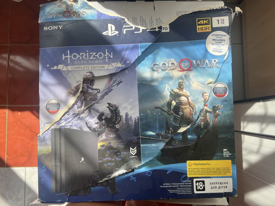 Продам PlayStation 4  pro 1 ТБ + 2 геймпада + 5 игр