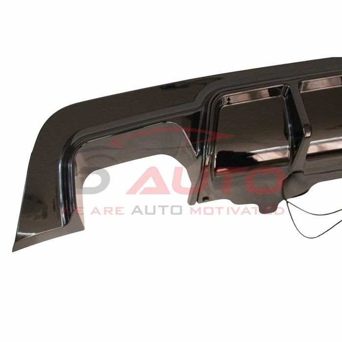 Дифузьор за Задна броня BMW E60 / E61 с F1 стоп – Черен гланц с щипки